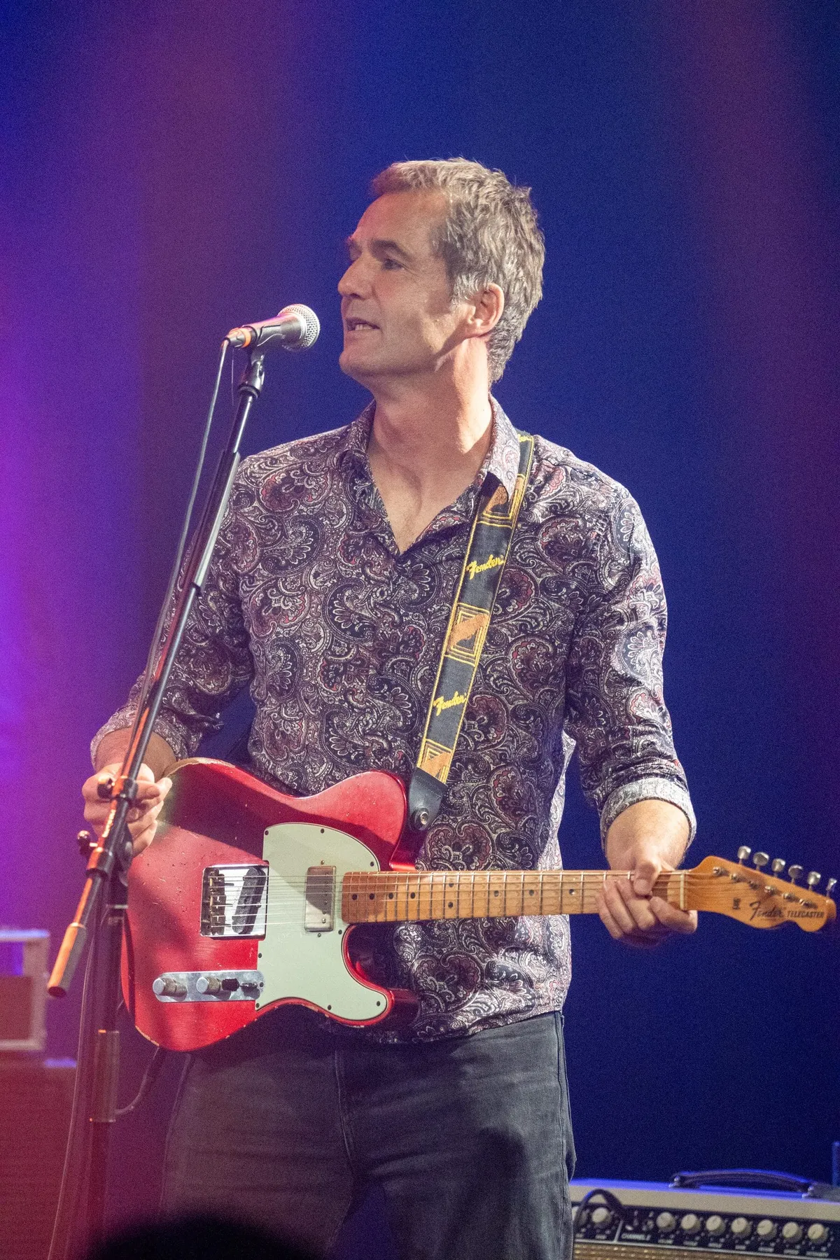 Jochen Probst mit roter Fender Telecaster auf der Bühne