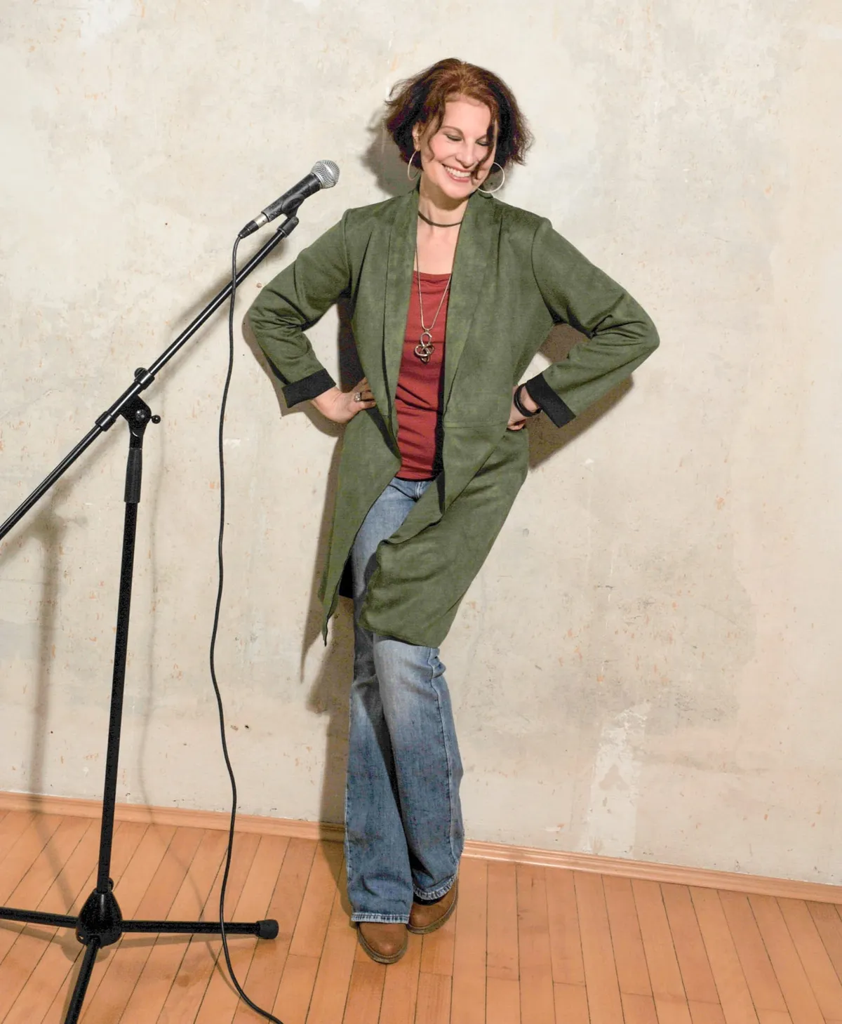 Die Jazz- und Pop-Sängerin Ilona Nowak lachend neben ihrem Mikrofonständer