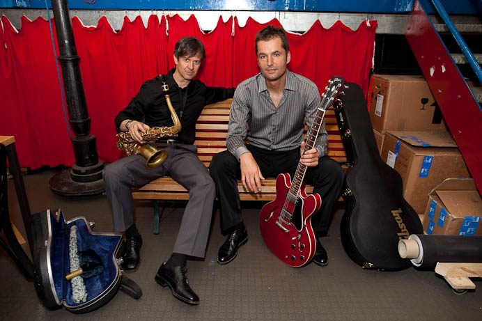 Jürgen Häussler mit Saxophon und Jochen Probst mit Gibson-Gitarre — Duo Jazz'n Stuff backstage