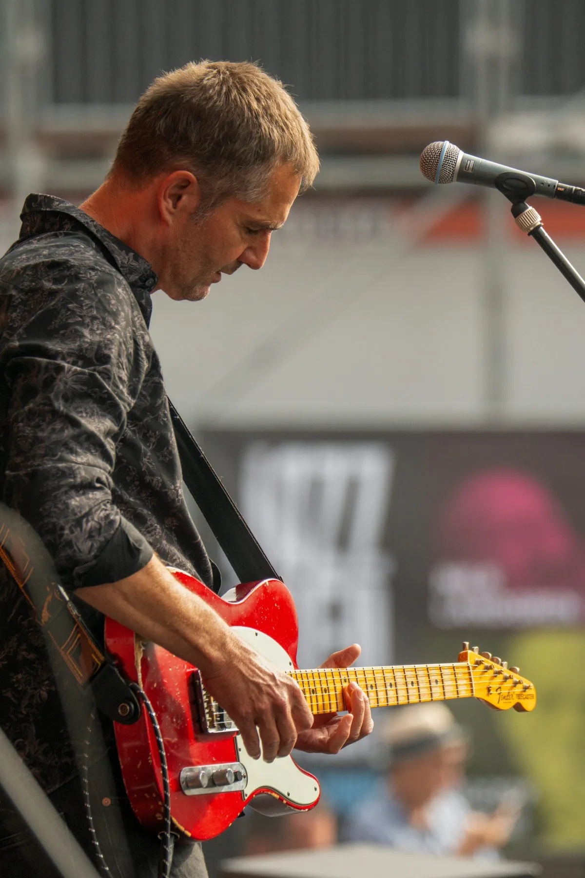 Jochen Probst in Großaufnahme mit roter Telecaster bei den Jazz Open Stuttgart