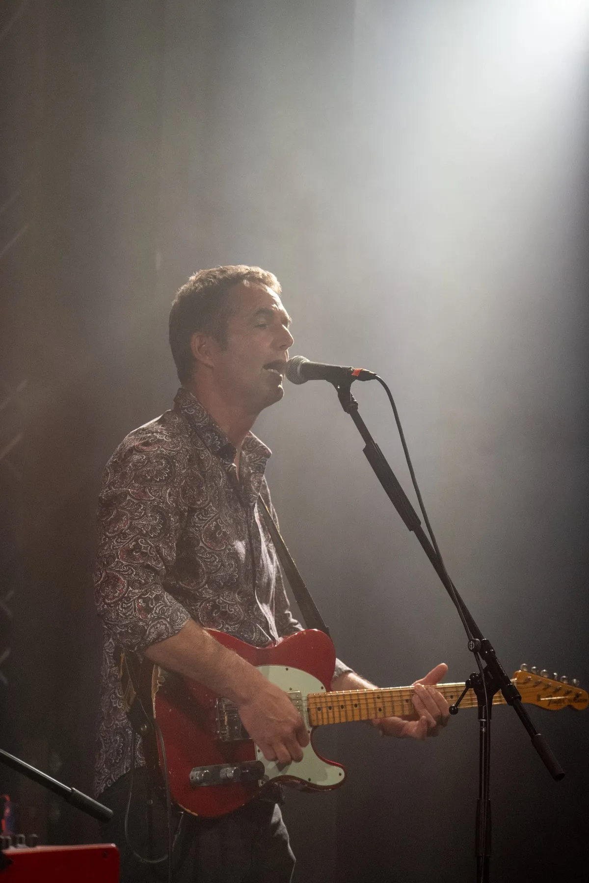 Jochen Probst am Mikrofon, atmosphärischer Spotlight
