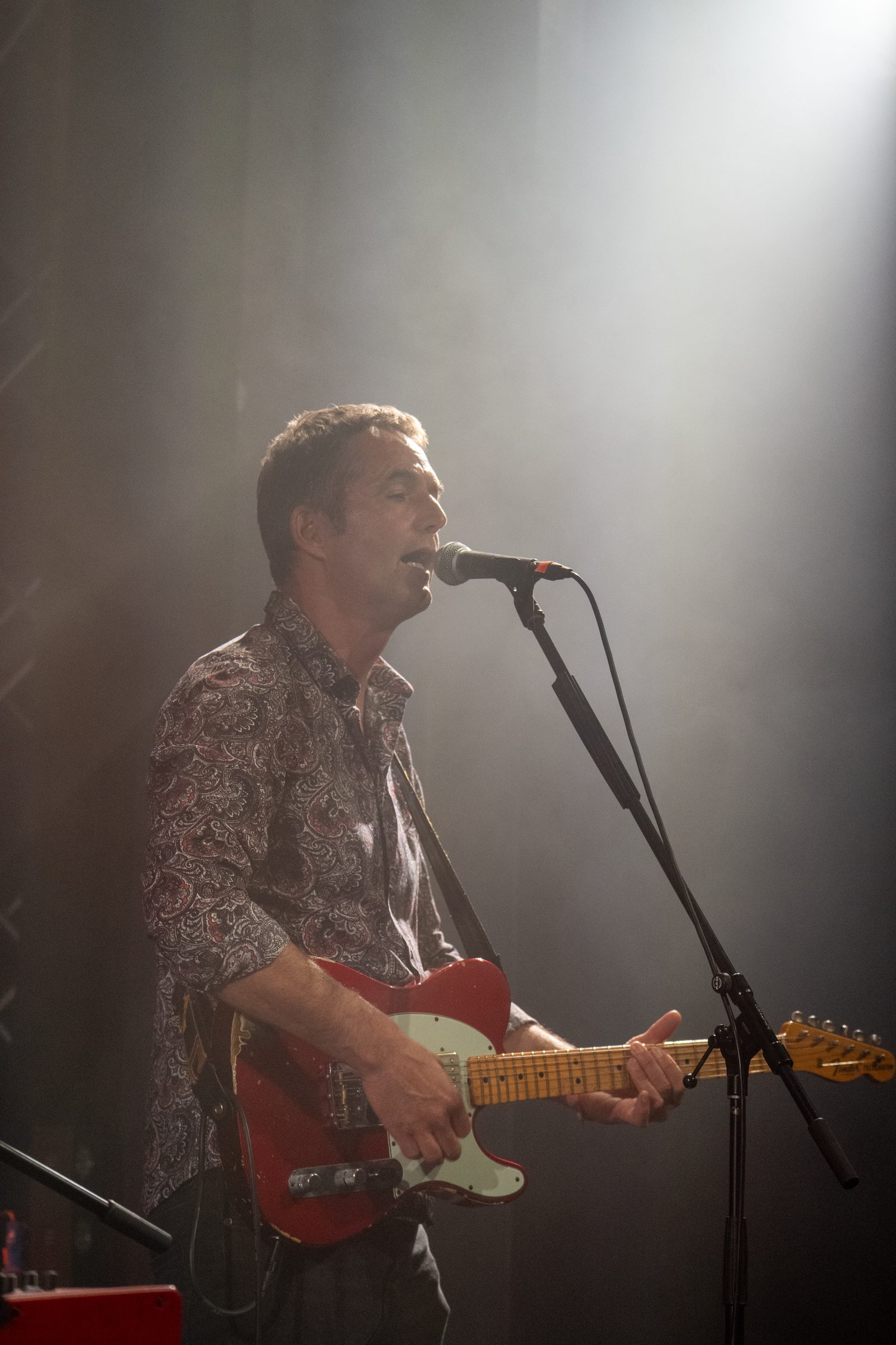 Jochen Probst auf der Bühne mit roter Telecaster