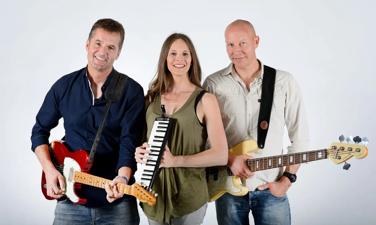 Sunny Side Up - Trio mit E-Gitarre, Melodica und E-Bass vor hellem Hintergrund